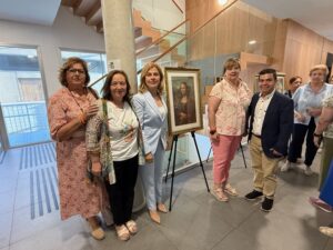 260527 Paola Laynez en la exposición de Milagros Fuentes (3)