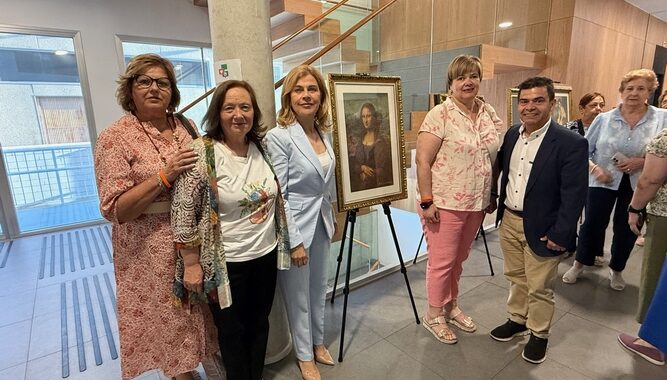 260527 Paola Laynez en la exposición de Milagros Fuentes (3)