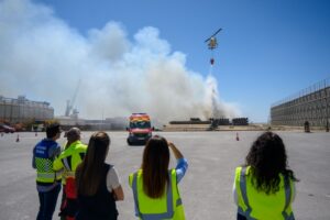 Control del incendio en el Muelle de Pechina en el Puerto de Almería