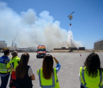 Control del incendio en el Muelle de Pechina en el Puerto de Almería