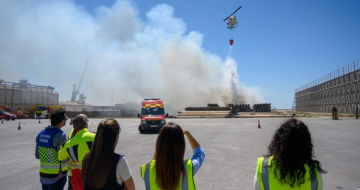 Control del incendio en el Muelle de Pechina en el Puerto de Almería