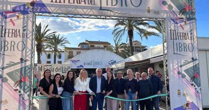 Corte de cinta inaugural de la III edición de la Feria del Libro de Albox