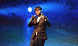 Luis Piedrahita fascina con su monólogo sobre la libertad y el destino en el Auditorio de Roquetas de Mar