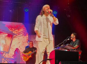 El Arrebato con un concierto con sus grandes temas agota las entradas en el Auditorio de Roquetas de Mar