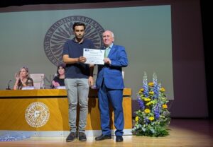 El decano con el ganador del Premio TFG que da COGITIAL (1)