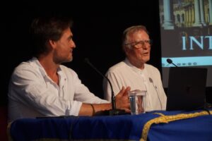 Foto Peter Beale en conferencia