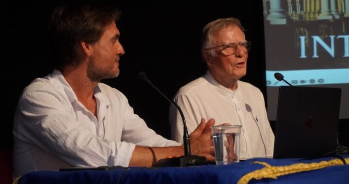 Foto Peter Beale en conferencia
