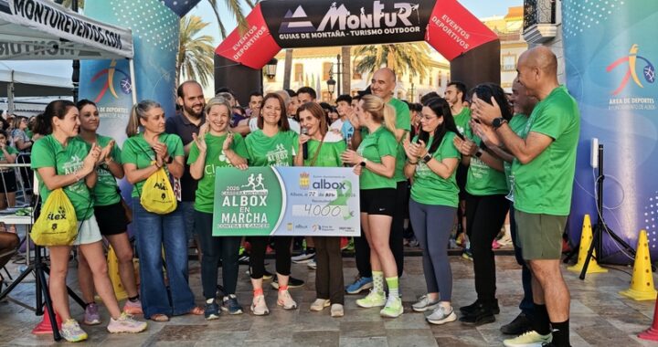 La alcaldesa de Albox hacía entrega del cheque con la recaudación de la prueba a la AECC