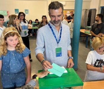 RAMÓN FERNÁNDEZ-PACHECO EJERCE SU DERECHO AL VOTO