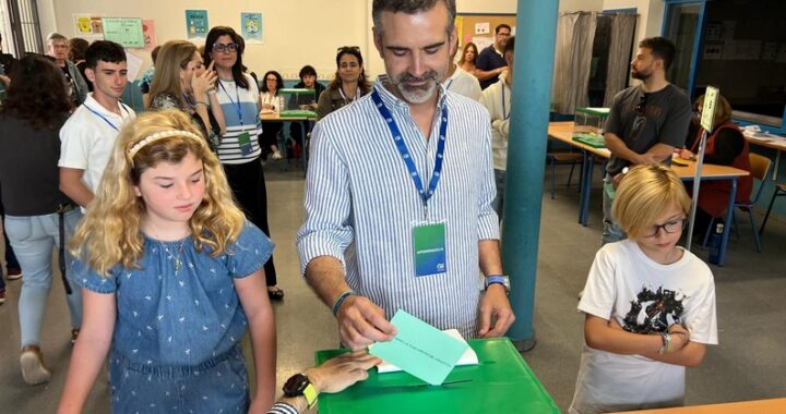 RAMÓN FERNÁNDEZ-PACHECO EJERCE SU DERECHO AL VOTO