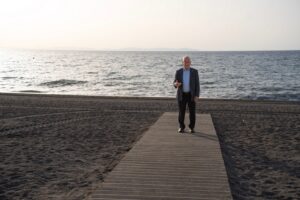 Roquetas de Mar amanece con sus playas en perfecto estado tras la celebración de las Noches de San Juan