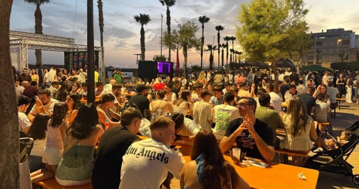 260615 El Almería Burger Tour cierra con gran éxito su paso por Adra