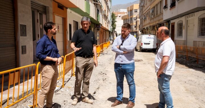 260617 Manuel Cortés visita las obras de renovación integral de la calle Greco de Adra
