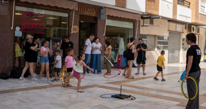260622 La Noche en Blanco llena de ambiente, comercio y diversión las calles de Adra