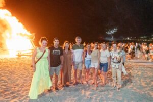 La Noche de San Juan reúne a vecinos y visitantes en las playas de Adra