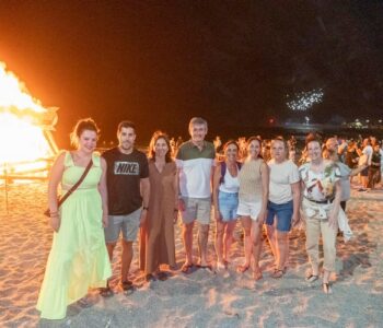 260624 La Noche de San Juan reúne a vecinos y visitantes en las playas de Adra