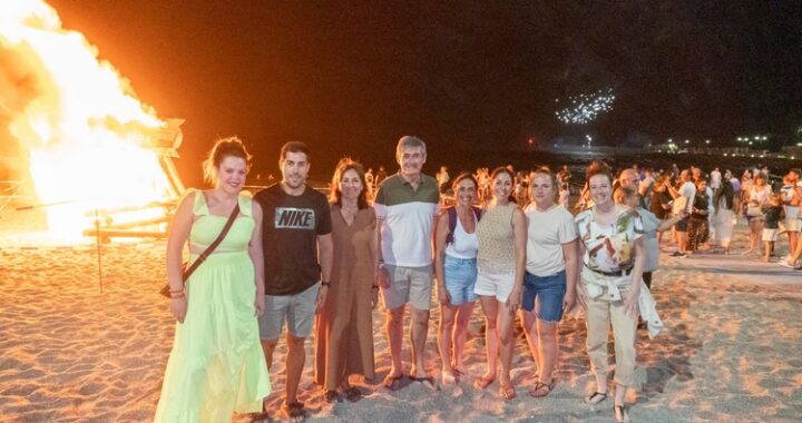 260624 La Noche de San Juan reúne a vecinos y visitantes en las playas de Adra