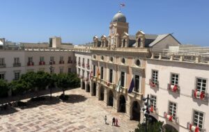 El Ayuntamiento permite pantallas en las terrazas para seguir la fase de play-offs de la UD Almería y el Mundial de Fútbol