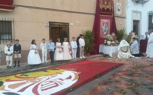 Incienso y flores perfuman las calles de Dalías celebrando la festividad del Corpus Christi