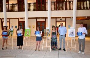 DANIEL SALCEDO Y MARIQUINA RAMOS CON LOS PREMIADOS