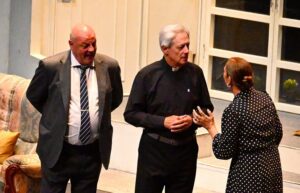 Hora y media de muchas risas con ‘Que Dios nos pille confesados’ con Josema Yuste en Roquetas de Mar