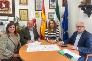 La Junta impulsa la reparación de la pista deportiva de Celín y la modernización del bar de la piscina municipal