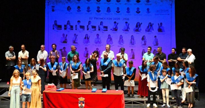 Entrega de orlas y diplomas