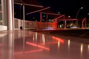 La UAL ilumina la parada de bus del campus con los colores de la UD Almería
