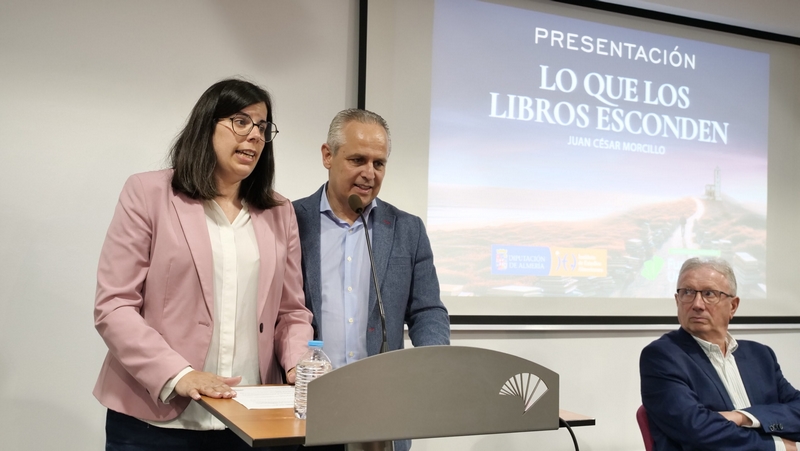 Imagen de archivo de la diputada presentando un libro publicado por el IEA
