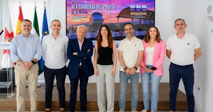 La presidenta de la APA, Rosario Soto, junto a organizadores, patrocinadores y causa solidaria de las Carreras del Puerto de Almería