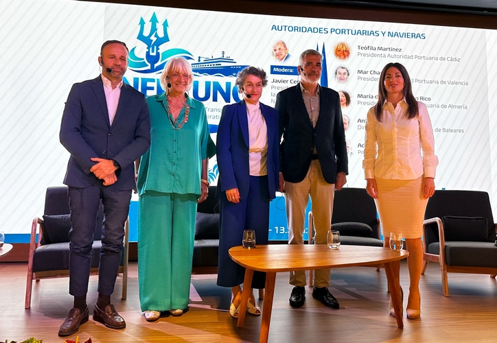 Mesa de las autoridades portuarias y navieras en la jornada técnica sobre la electrificación de puertos01