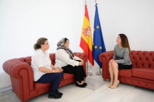 Reunión entre la presidenta del Puerto de Almería, Rosario Soto, la cónsul de Marruecos, Soumia Fathi, y la coronel jefe adscrita a la Fundación Mohammed V para la Solidaridad, Hanae Haddou
