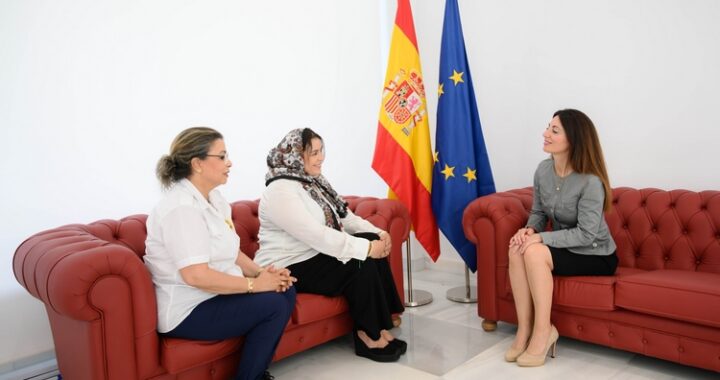 Reunión entre la presidenta del Puerto de Almería, Rosario Soto, la cónsul de Marruecos, Soumia Fathi, y la coronel jefe adscrita a la Fundación Mohammed V para la Solidaridad, Hanae Haddou