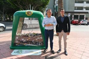 Llega a Almería el primer contenedor transparente para derribar mitos sobre el reciclaje de vidrio