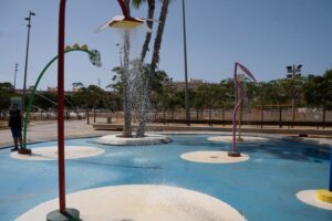 El Ayuntamiento de Roquetas de Mar pone a punto las fuentes de baño de la ciudad