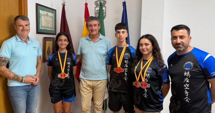 260701 Manuel Cortés recibe a los jóvenes campeones de España del Scorpio Karate Club