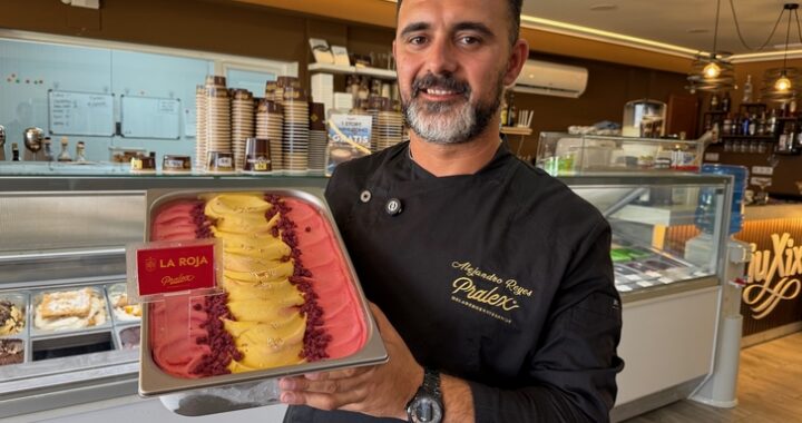 260702 Alejandro Reyes muestra el helado dedicado a España (1)