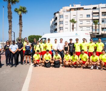 260706 Adra refuerza la seguridad en sus playas con más socorristas, moto acuática y nuevo material de rescate