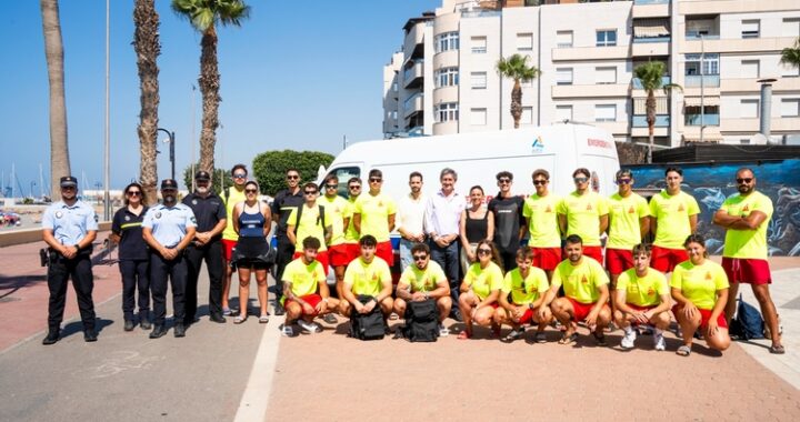 260706 Adra refuerza la seguridad en sus playas con más socorristas, moto acuática y nuevo material de rescate