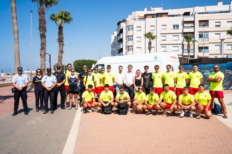 260706 Adra refuerza la seguridad en sus playas con más socorristas, moto acuática y nuevo material de rescate