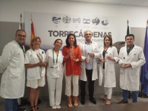 El Hospital Universitario Torrecárdenas recibe de la AECC botellas dosificadoras para pacientes de radioterapia