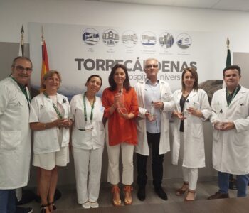260706 HUT Torrecárdenas ALMERIA ENTREGA BOTELLAS AECC