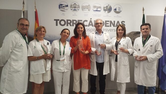 260706 HUT Torrecárdenas ALMERIA ENTREGA BOTELLAS AECC