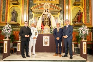 El Almirante Ricardo Atanasio Hernández López entrega su fajín a Nuestra Señora del Carmen de Adra