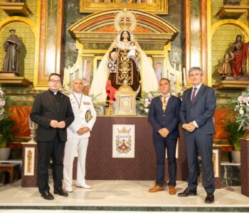 260709 El Almirante Ricardo Atanasio Hernández López entrega su fajín a Nuestra Señora del Carmen de Adra