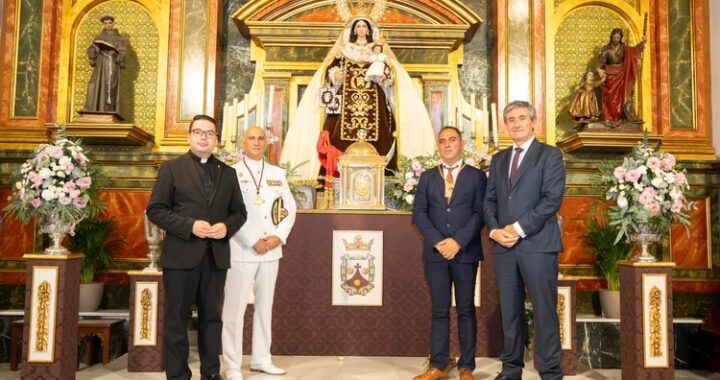 260709 El Almirante Ricardo Atanasio Hernández López entrega su fajín a Nuestra Señora del Carmen de Adra