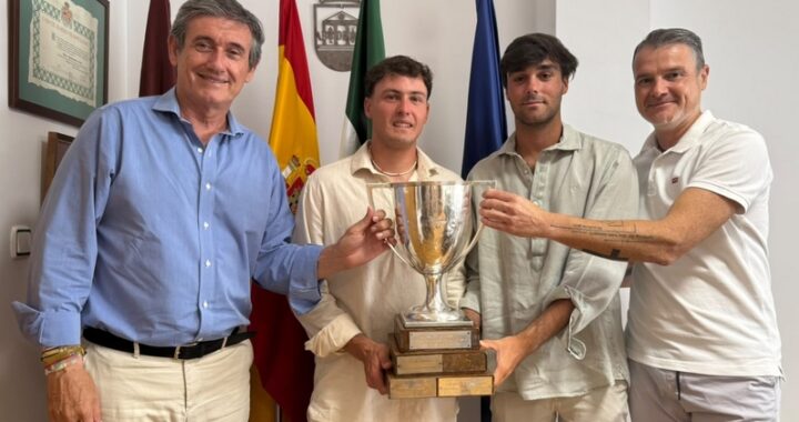 260730 Manuel Cortés recibe al abderitano Álvaro Rodríguez tras proclamarse campeón del mundo júnior de Snipe