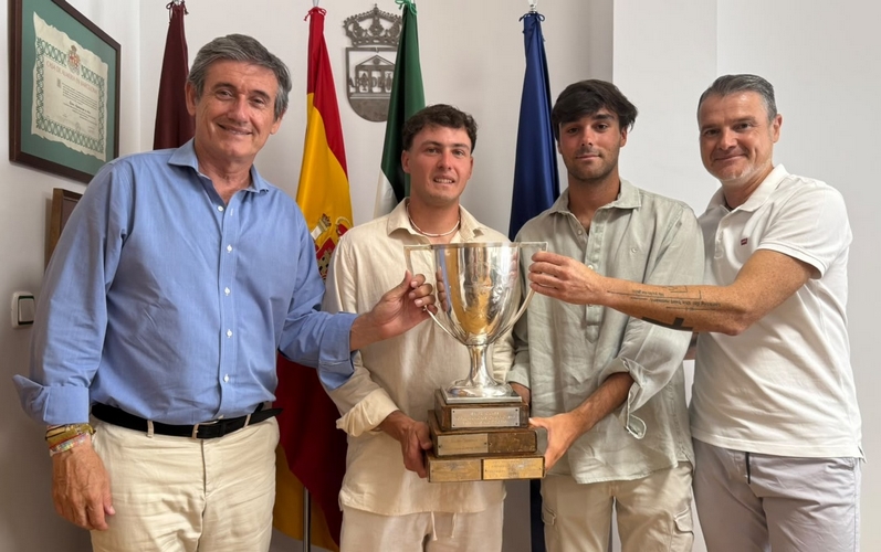 260730 Manuel Cortés recibe al abderitano Álvaro Rodríguez tras proclamarse campeón del mundo júnior de Snipe