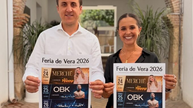 Alcalde de Vera, Alfonso García y Concejal de festejos, Antonia Marín con el cartel