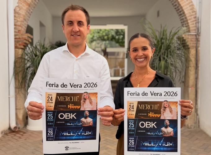 Alcalde de Vera, Alfonso García y Concejal de festejos, Antonia Marín con el cartel